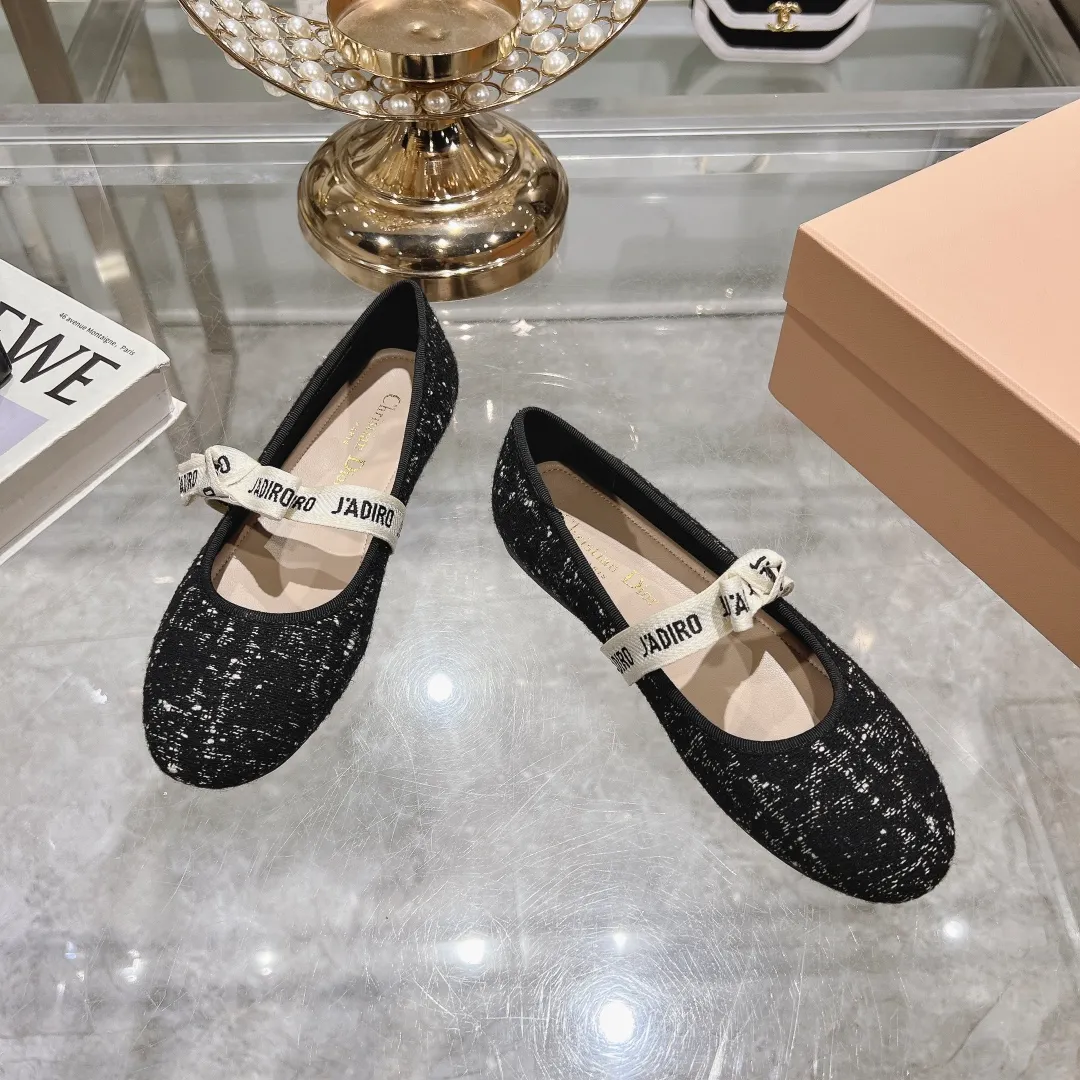 👟👟Ex-factory price 520👟👟 "Exclusive top version" Dior*Dior ✅2024vs spring and summer new series... [Round toe single shoes with small pearls] Original purchase and development! The last details of this shoe are perfectly restored 💐 The upper is made of special material and the inner padding is made of delicate lambskin. You can see the quality by looking at the details in real photos. It is a versatile style for little ladies and a lady. It is a stunning shoe at first glance... I love it. The genuine leather outsole imported from Italy has a five-pointed star logo! 35-39 (34.40 customization is non-refundable) Packaging: Original full set of packaging ☀The color official website is updated simultaneously